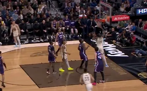 天博体育官方网站-巴锡挡拆顺下空接扣篮打进，8中5已砍下10分8篮板