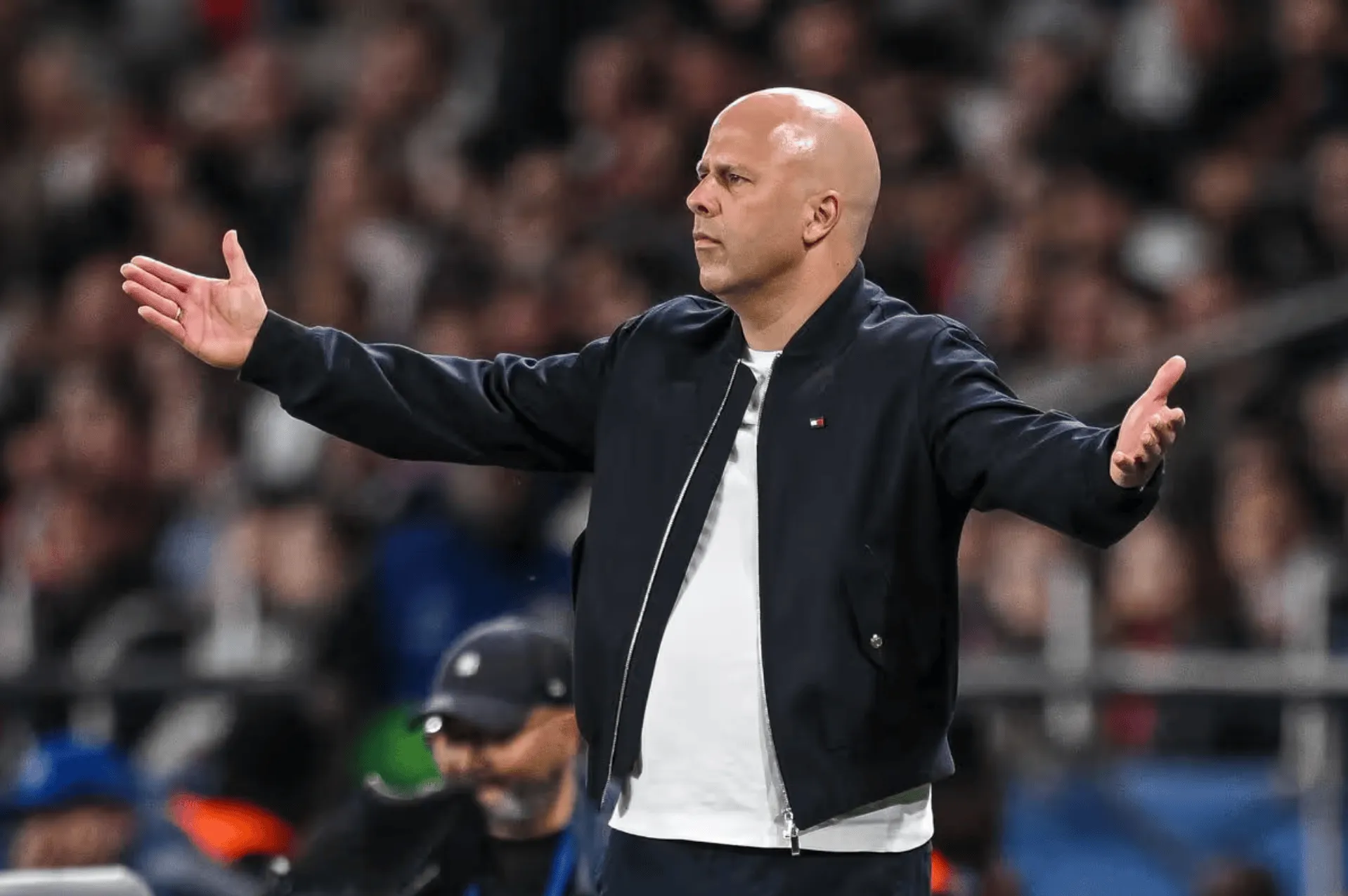 天博体育-跟队：斯洛特在勇敢与愚蠢间走钢丝，对巴黎三中卫险成灾难